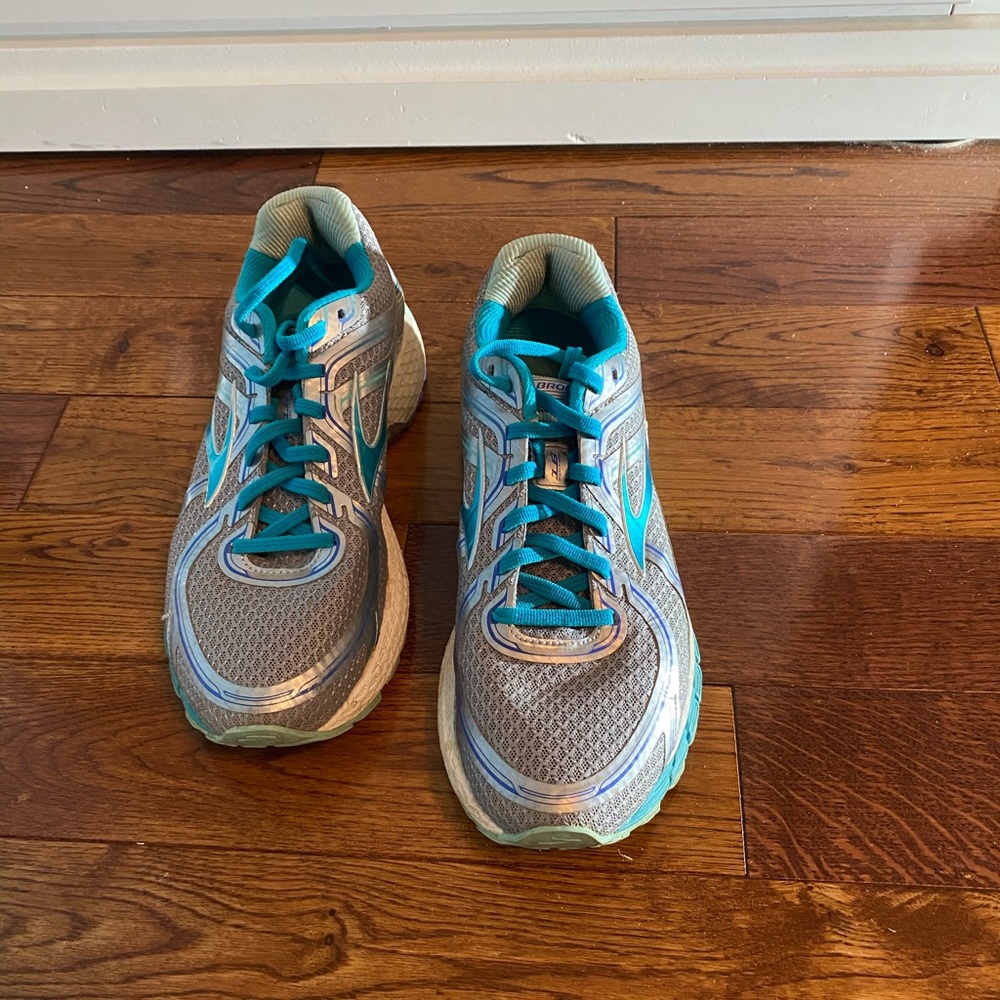 Blue Brooks women’s tennis shoes size 9.5